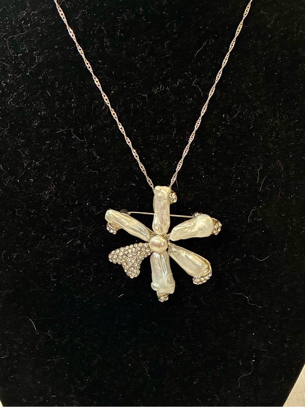 Elegant White Natural Pearl Flower Pendant Necklace/Brooch - Picture 3 of 7